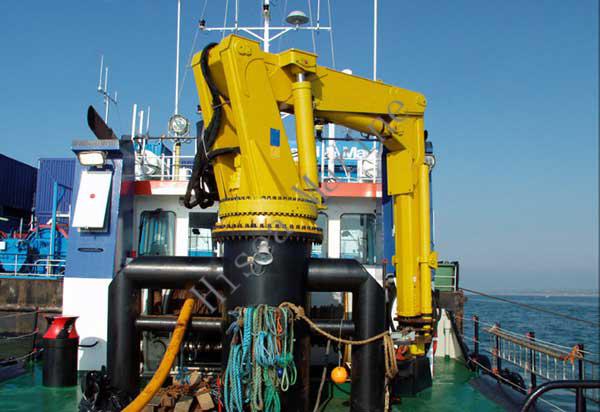 hydraulic-marine-crane-on-boat